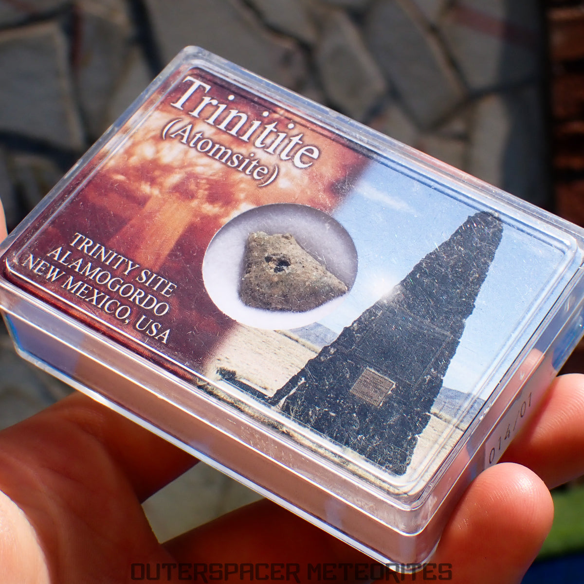 Trinitite (alias Atomsite ou Verre d'Alamogordo) - Verre fondu de bombe atomique - Spécimen individuel complet - États-Unis (Nouveau-Mexique)